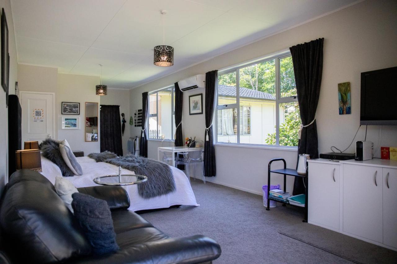 Swan House Bed and Breakfast Martinborough Exterior foto